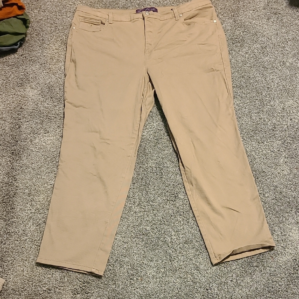 ❤️Stylish Women's Shorts in Green and Tan - Picture 11 of 13